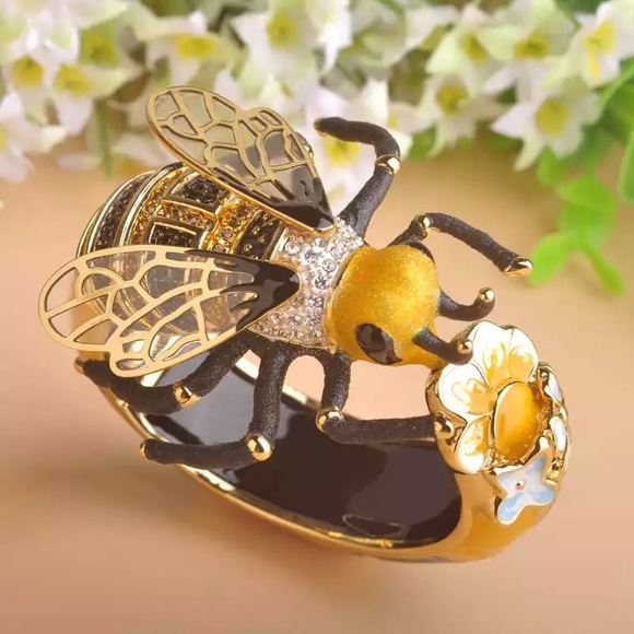 Big Bee Bracelet - Picture 3 of 8